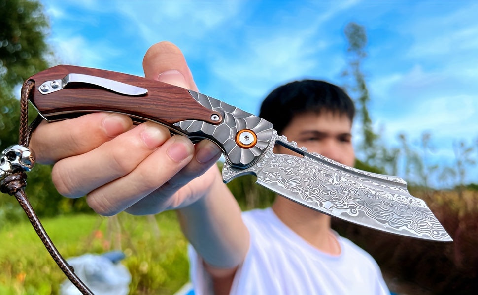 1PC Handmade High Quality Damascus Steel Pocket Knife, High Hardness Sharp Blade, Men's Folding Knife With Leather Sheath, Liner Lock, Red Sourwood Handle, Pocket Clip, EDC Outdoor Camping, Mountaineering Travel Carrying Tool