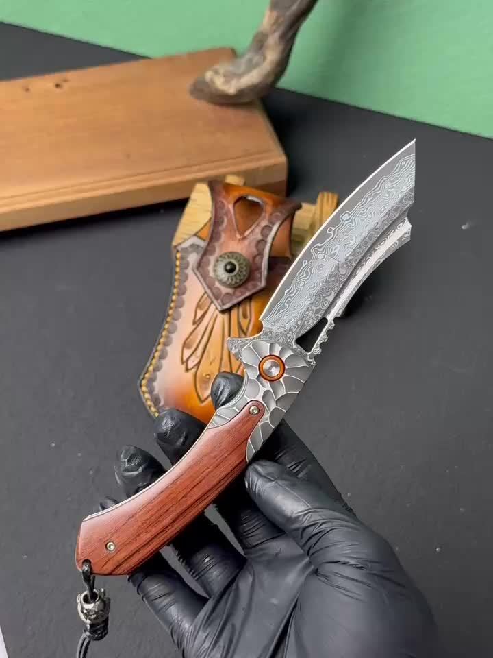 1PC Handmade High Quality Damascus Steel Pocket Knife, High Hardness Sharp Blade, Men's Folding Knife With Leather Sheath, Liner Lock, Red Sourwood Handle, Pocket Clip, EDC Outdoor Camping, Mountaineering Travel Carrying Tool